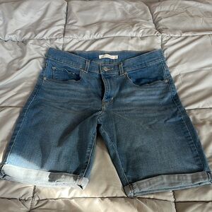 Levi’s Bermuda jeans shorts size 30
Worn but in good condition
Length 19 inches